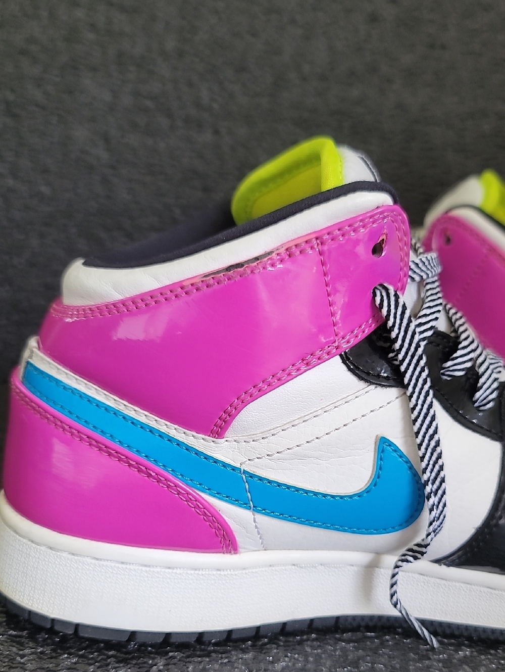 Nike Air Jordan 1 Mid (special edition) "Cyber Active Vibrant Pink" Wmns 8 - Picture 15 of 16